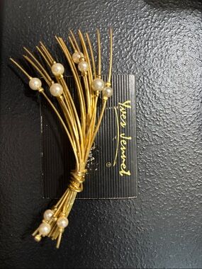 Vintage gold-tone pearl spray brooch.
